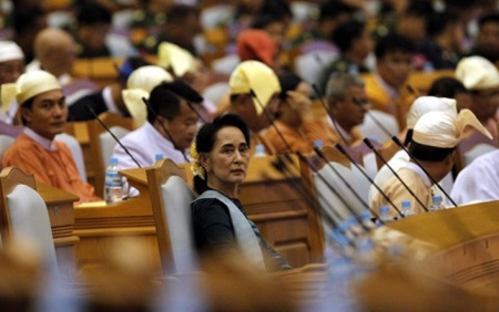 Lãnh đạo Đảng LND Aung San Suu Kyi tại phiên họp Quốc hội Myanmar.